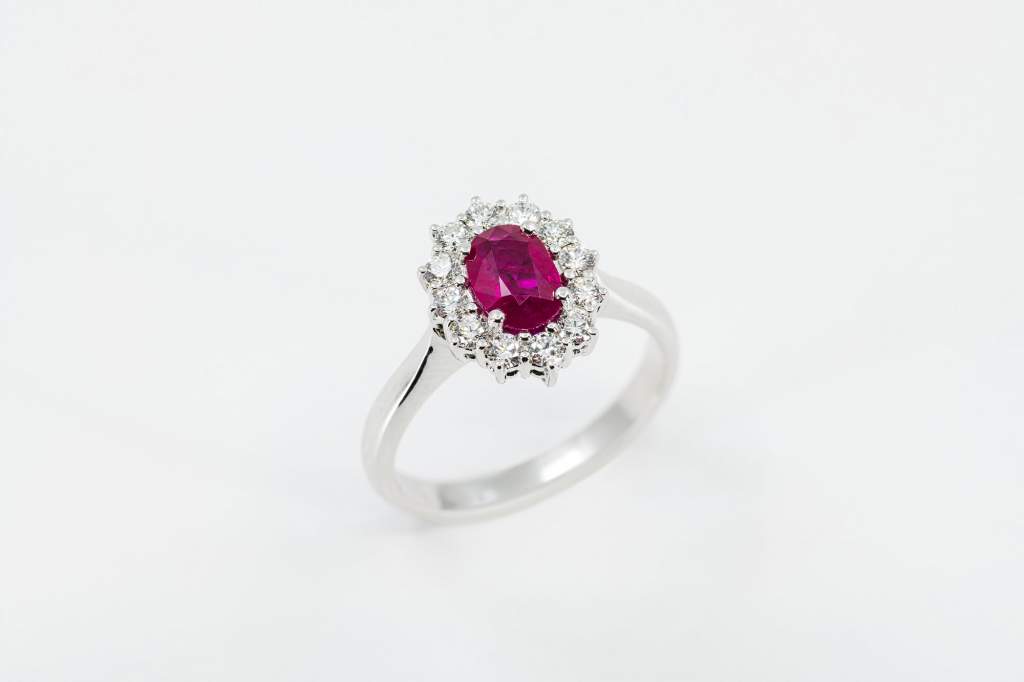 Crivelli anello rosetta rubino e diamanti - Gioielleria Casavola Noci - idee regalo donne - High End Jewelry Rings