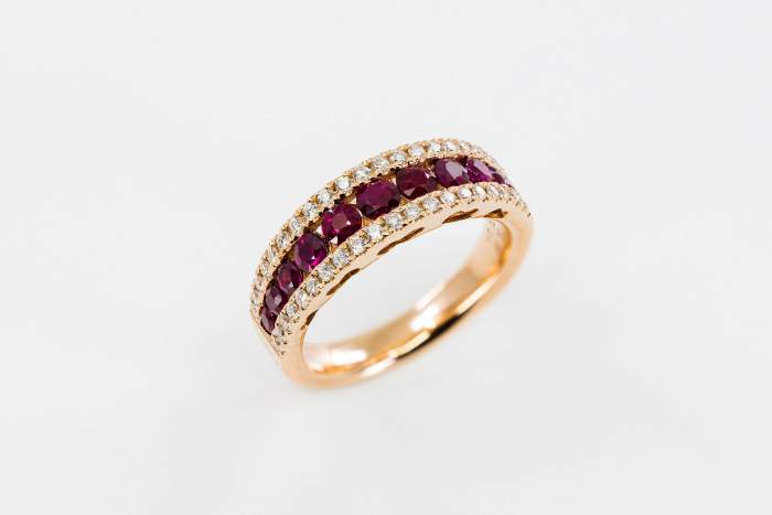 Anello a fascia rubini rosé Prestige - Gioielleria Casavola Noci - wishlist - idee regalo donne - high end jewelry ring