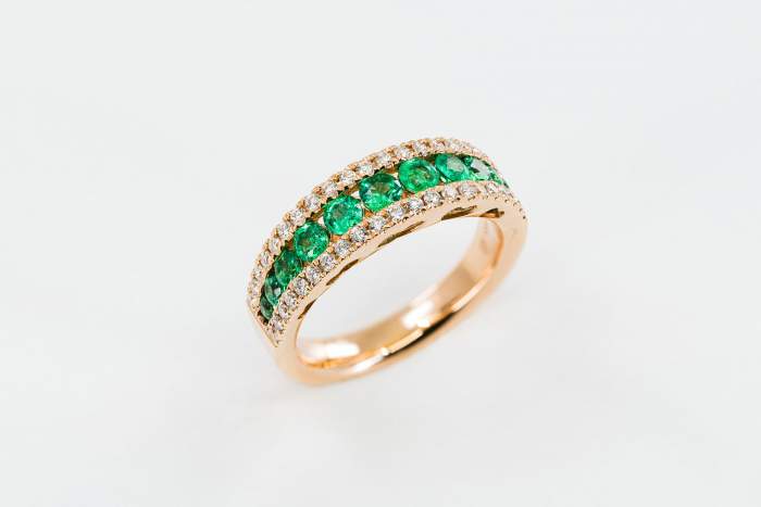 Anello a fascia smeraldi rosé Prestige - Gioielleria Casavola Noci - wishlist - idee regalo donne - high end jewelry ring