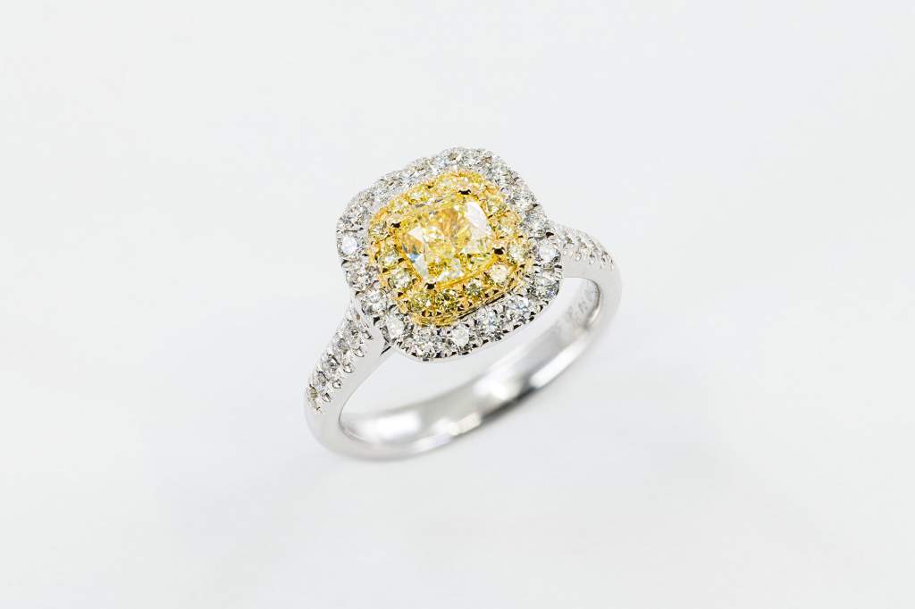 Anello halo quadrato diamanti fancy Prestige - Gioielleria Casavola Noci - proposta di matrimonio idee - regalo donne prezioso