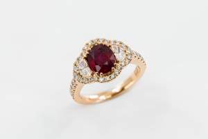 Anello mezzaluna rubino rosé Prestige - Gioielleria Casavola Noci - wishlist - idee regalo donne - high end jewelry ring