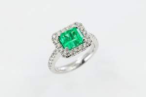 Anello smeraldo ottagonale Prestige - Gioielleria Casavola Noci - high end jewelry - idee regalo donna