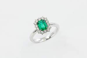 Crivelli anello rosetta con smeraldo - Gioielleria Casavola Noci - idee regalo donne - italian fine jewelry