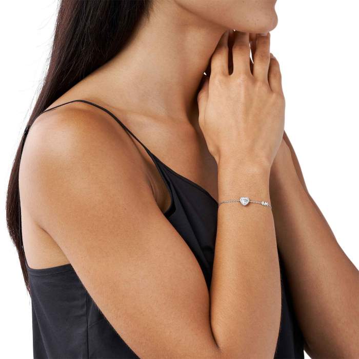 Michael Kors bracciale MKC1518AN040 - Gioielleria Casavola Noci - idee regalo donna - gioiello cuore indossato