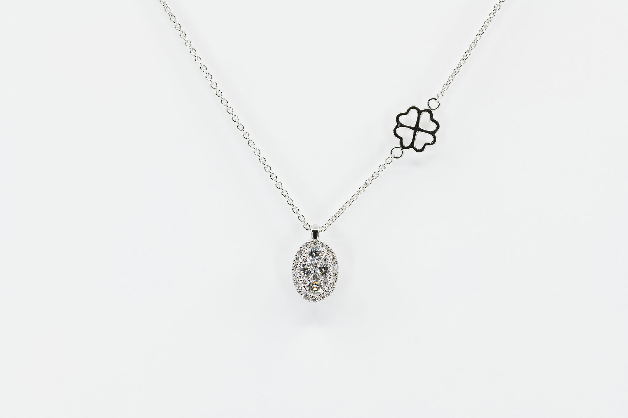 Collana pendente ovale Liberty White - Gioielleria Casavola Noci - idee regalo donna - Made in Italy