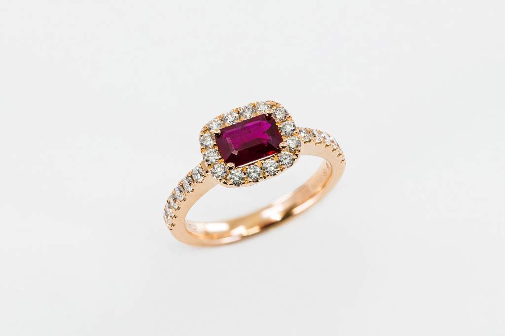 Anello rubino rosé engagement Little Prestige - Gioielleria Casavola Noci - idee regalo per una donna incinta - main