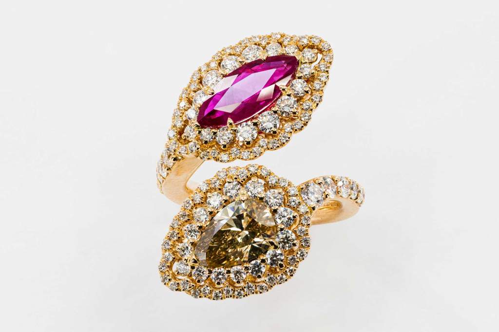 Crivelli anello contrarie diamanti e rubino rosé - Gioielleria Casavola Noci - gioielli di lusso online - main