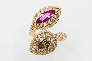 Crivelli anello contrarie diamanti e rubino rosé - Gioielleria Casavola Noci - gioielli di lusso online - main