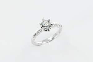 Anello solitario corona con diamanti - Gioielleria Casavola Noci - idee proposta di matrimonio - per lei