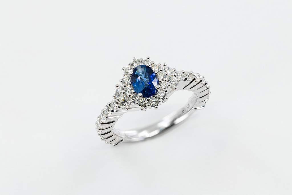 Anello zaffiro white Crown Prestige - Gioielleria Casavola Noci - idea proposta di matrimonio importante