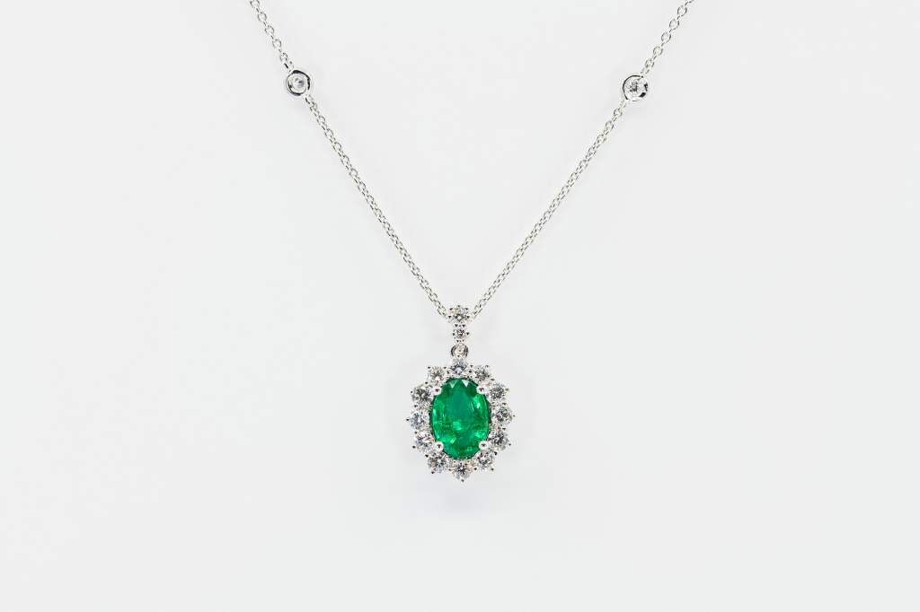 Collana rosetta smeraldo Prestige - Gioielleria Casavola Noci - idee regalo anniversario matrimonio - gioiello in oro bianco