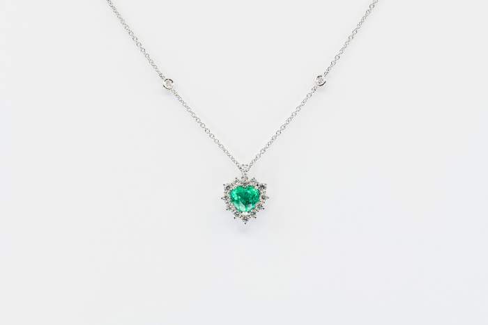 Collana smeraldo cuore e diamanti Prestige - Gioielleria Casavola Noci - idee regalo compleanno donne - anniversario matrimonio