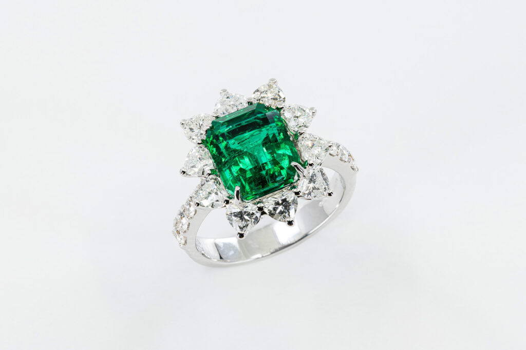 Crivelli anello rosetta smeraldo e diamanti cuori - Gioielleria Casavola di Noci - gioiello importante - idee regalo donna anniversario matrimonio