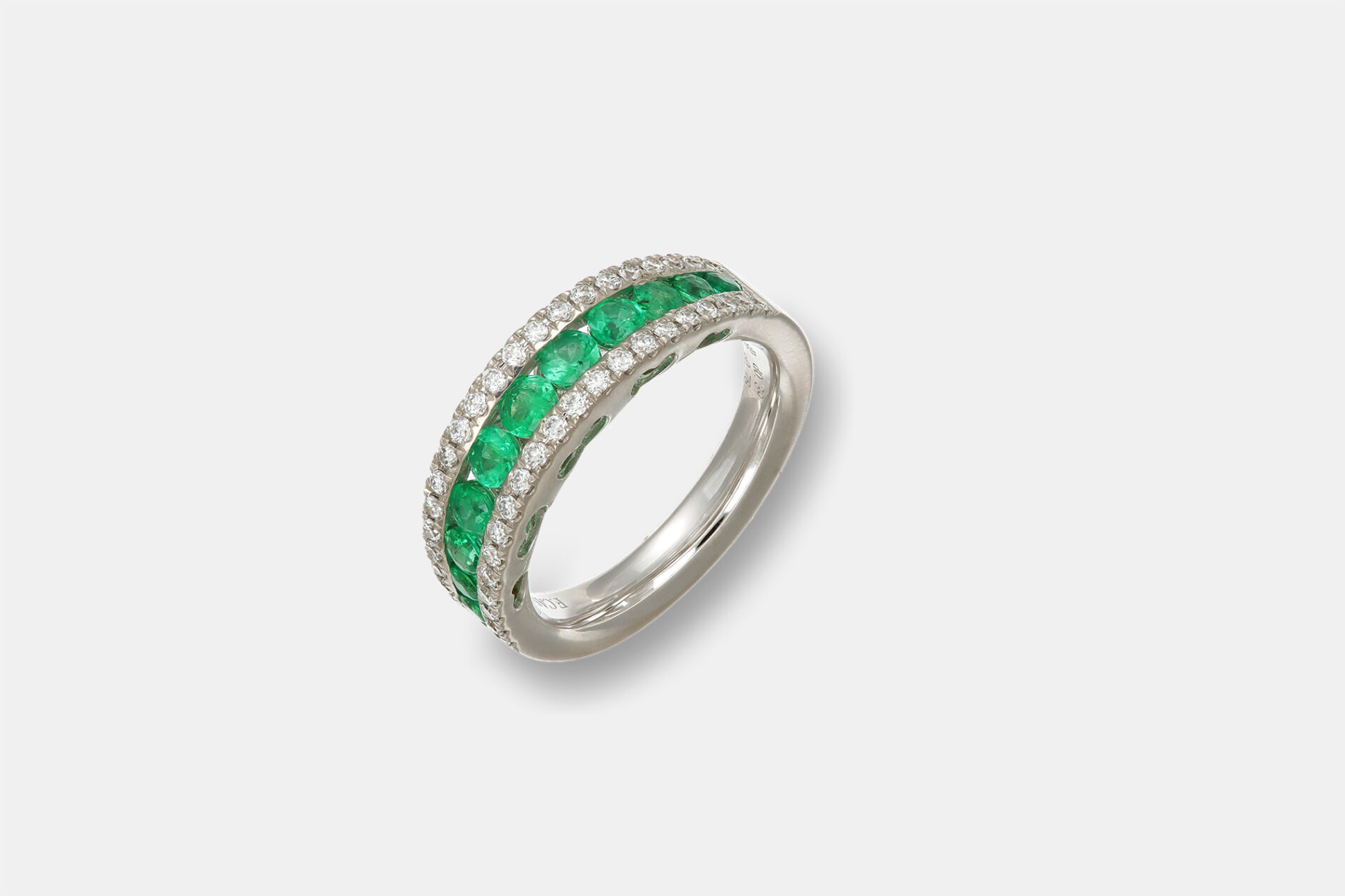 Anello a fascia smeraldi white Prestige - Gioielleria Casavola di Noci - idee regalo anniversario 30 anni matrimonio - per lei