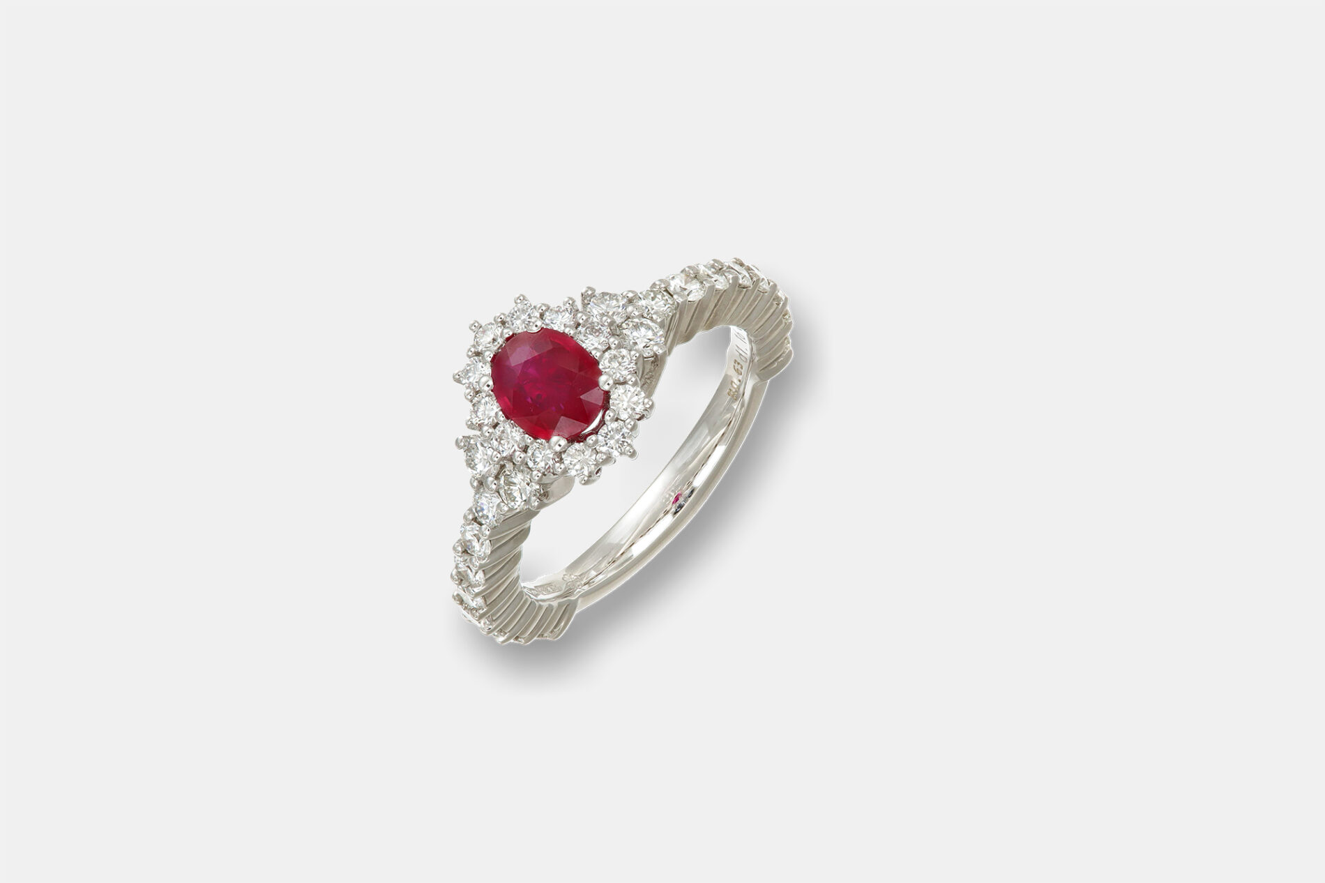 Anello rubino white Crown Prestige - Gioielleria Casavola di Noci - idee proposta di matrimonio - regalo per lei