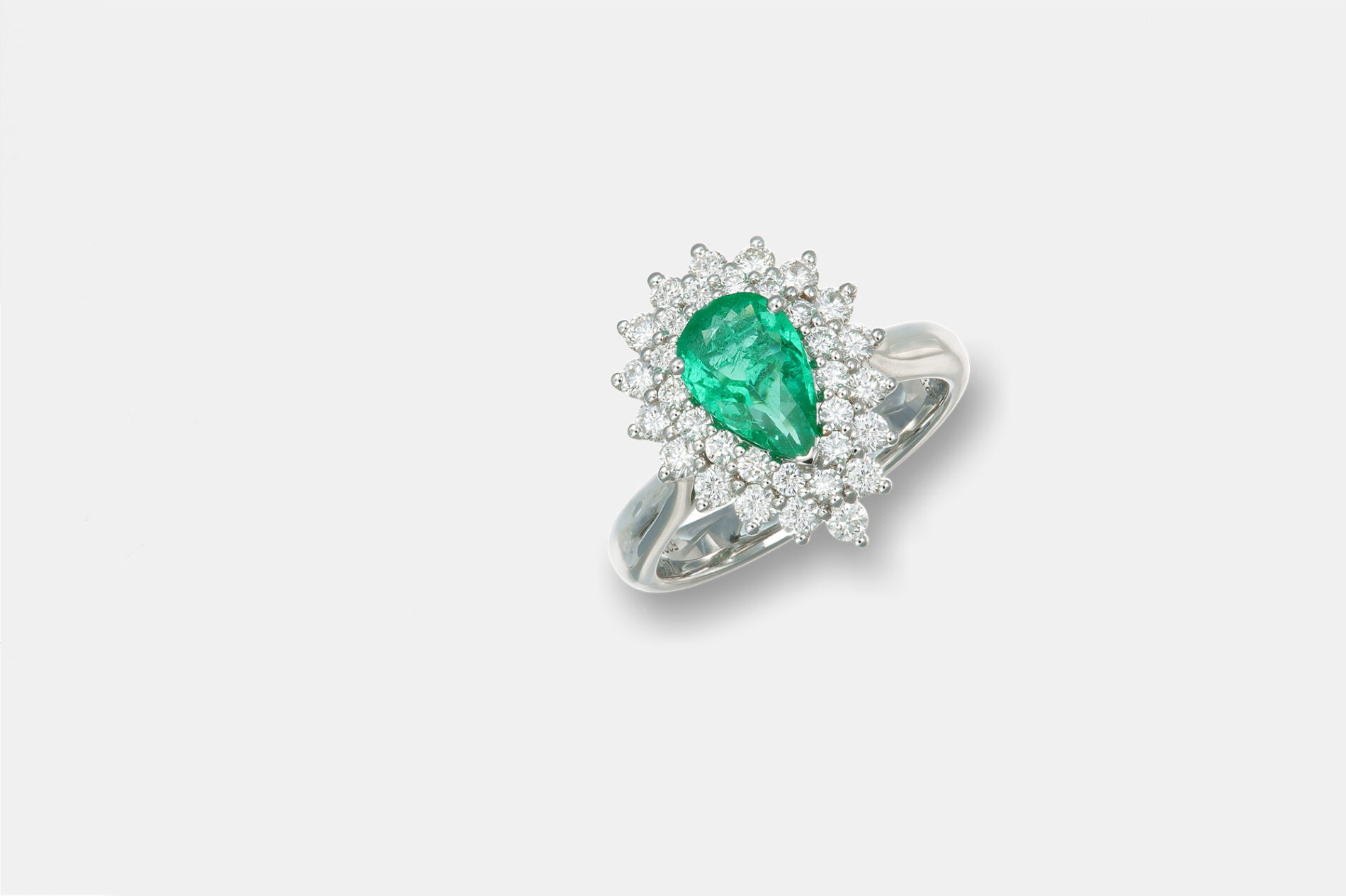 Anello smeraldo goccia con diamanti Prestige - Gioielleria Casavola di Noci - idee regalo anniversario matrimonio importante- main