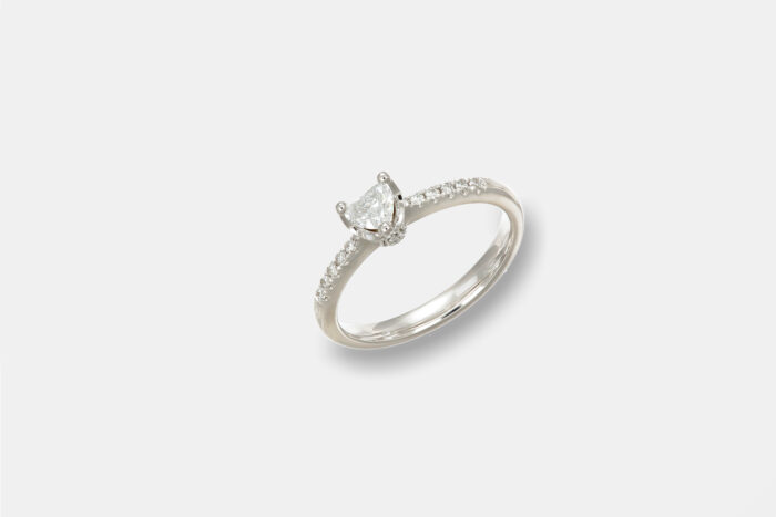 Anello solitario diamante cuore pavé - Gioielleria Casavola di Noci - idee proposta di matrimonio - gioiello oro bianco
