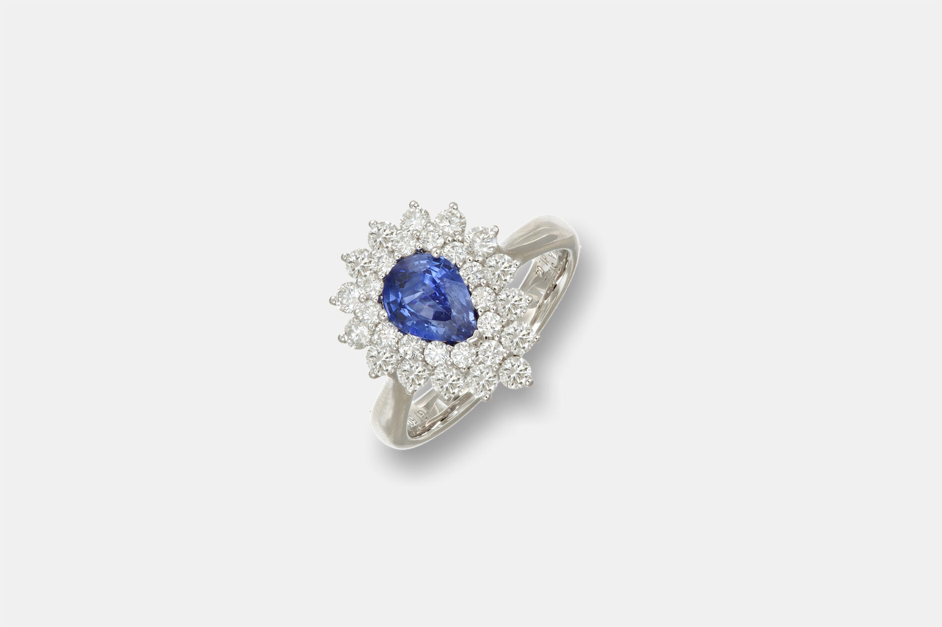 Anello zaffiro goccia con diamanti Prestige - Gioielleria Casavola di Noci - idee regalo anniversaro 30 anni matrimonio - per lei