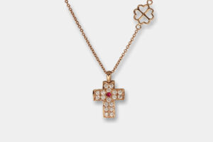 Collana croce diamanti e rubino Angelus Rosé Light - Gioielleria Casavola di Noci - idee regalo battesimo importante