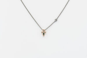 Collana croce diamanti e smeraldo Angelus Redux Rosé - Gioielleria Casavola di Noci - idee regalo cresima ragazzo - oro rosa