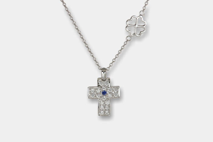 Collana croce diamanti e zaffiro Angelus White Light - Gioielleria Casavola di Noci - idee regalo battesimo importante