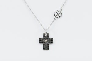 Collana croce diamanti neri Angelus White - Gioielleria Casavola di Noci - idee regalo battesimo importante