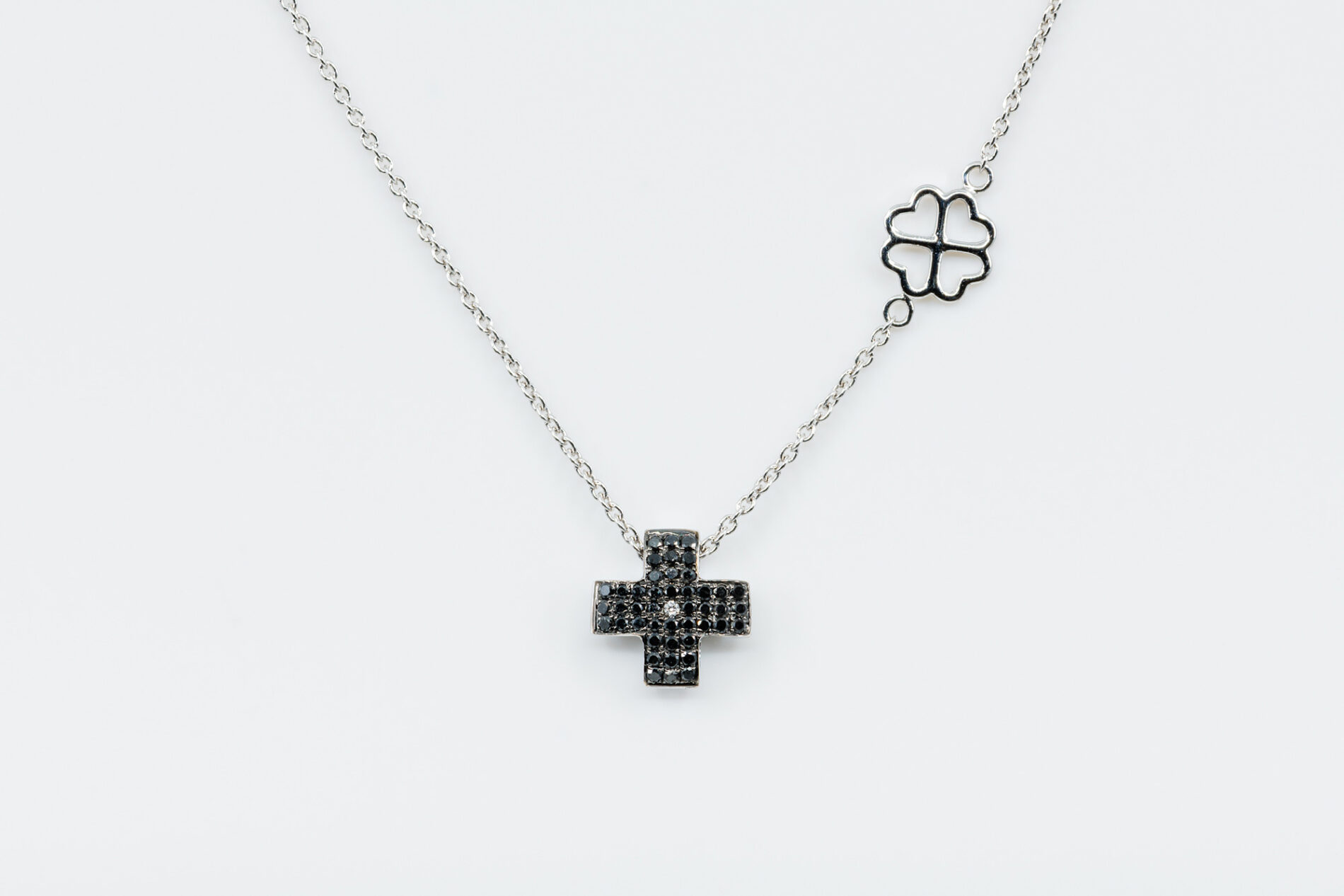 Collana croce diamanti neri Angelus White Lite - Gioielleria Casavola di Noci - idee regalo uomo religioso - per lui