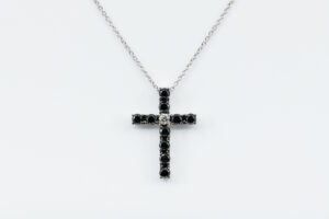 Collana croce diamanti neri Angelus base White - Gioielleria Casavola di Noci - idee regalo battesimo maschietto - media