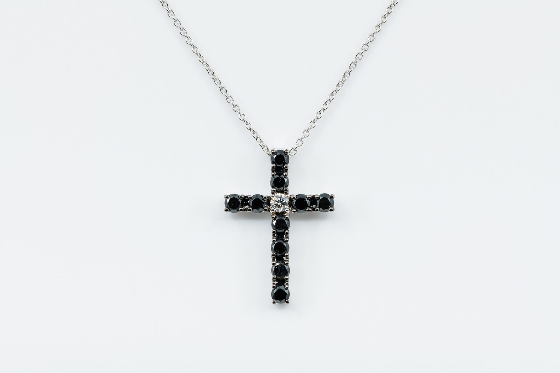 Collana croce diamanti neri Angelus base White - Gioielleria Casavola di Noci - idee regalo battesimo maschietto - media