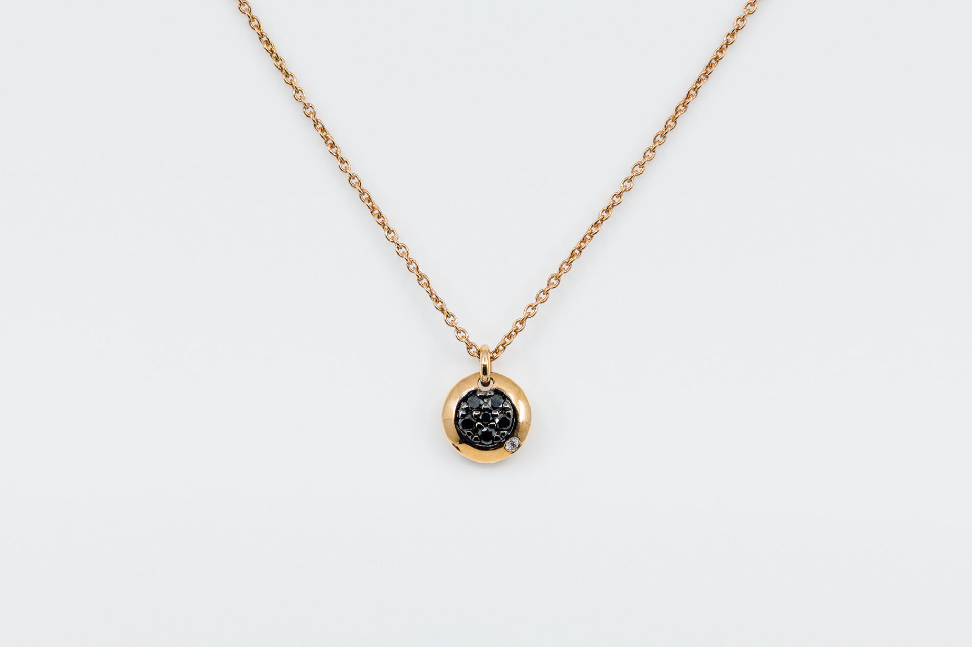 Collana punto luce pavé diamanti neri Lil Round Rosè - Gioielleria Casavola di Noci - idee regalo compleanno uomo 40 anni