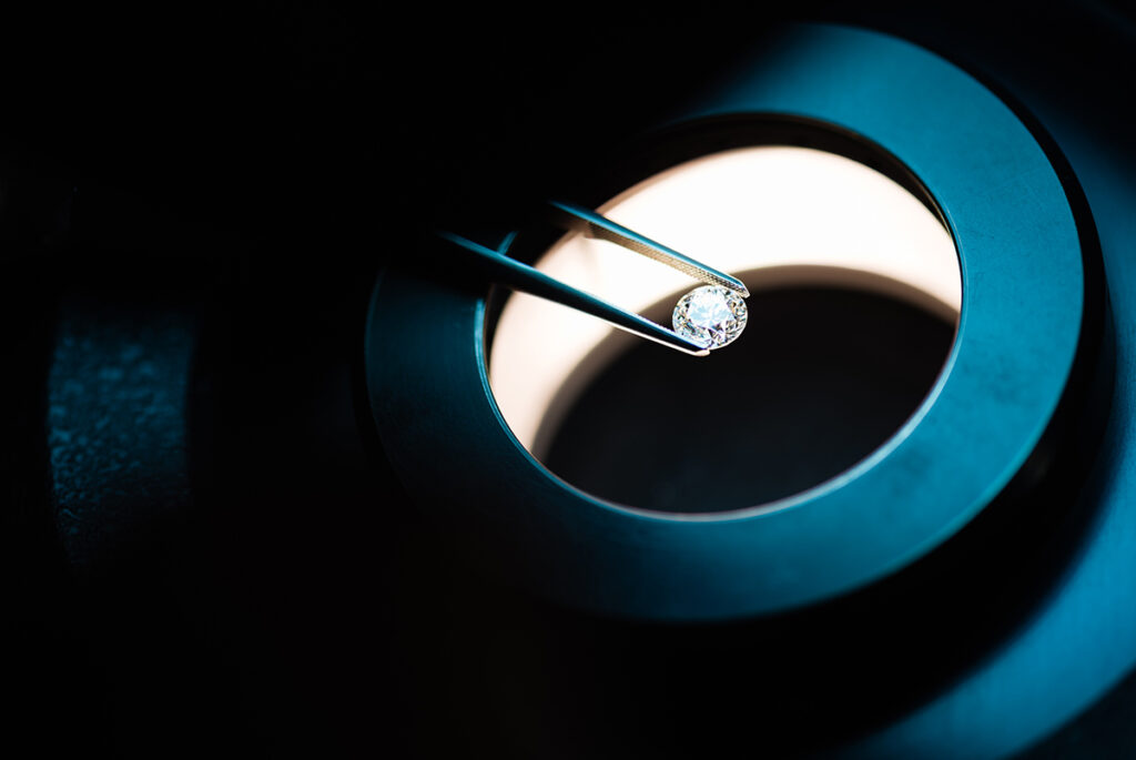 Classificazione dei diamanti - Un diamante ingradito al microscopio