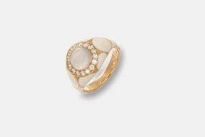 Crivelli anello mignolo smaltato bianco madreperla - Gioielleria Casavola di Noci - idee regalo compleanno mamma 50 anni