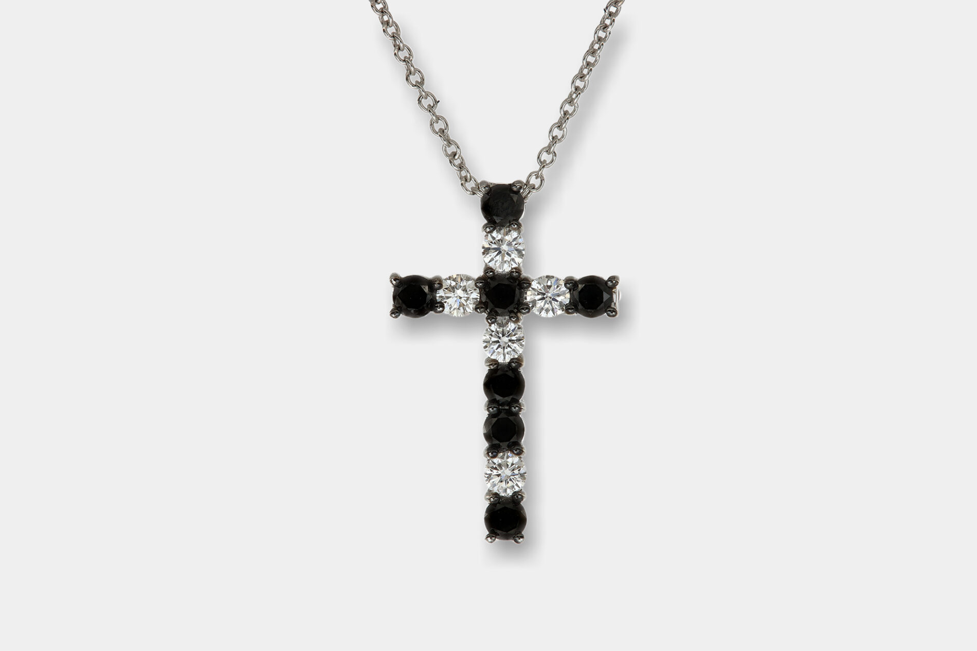 Crivelli collana croce diamanti neri e bianchi - Gioielleria Casavola di Noci - idee regalo compleanno uomo religioso