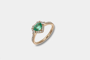 Anello con cuore smeraldo e diamanti Prestige Rosé - Gioielleria Casavola di Noci - idee regalo compleanno moglie 50 anni - oro rosa
