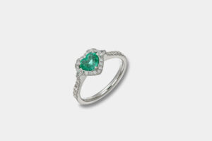 Anello con cuore smeraldo e diamanti Prestige White - Gioielleria Casavola di Noci - idee proposta di matrimonio importante - oro bianco