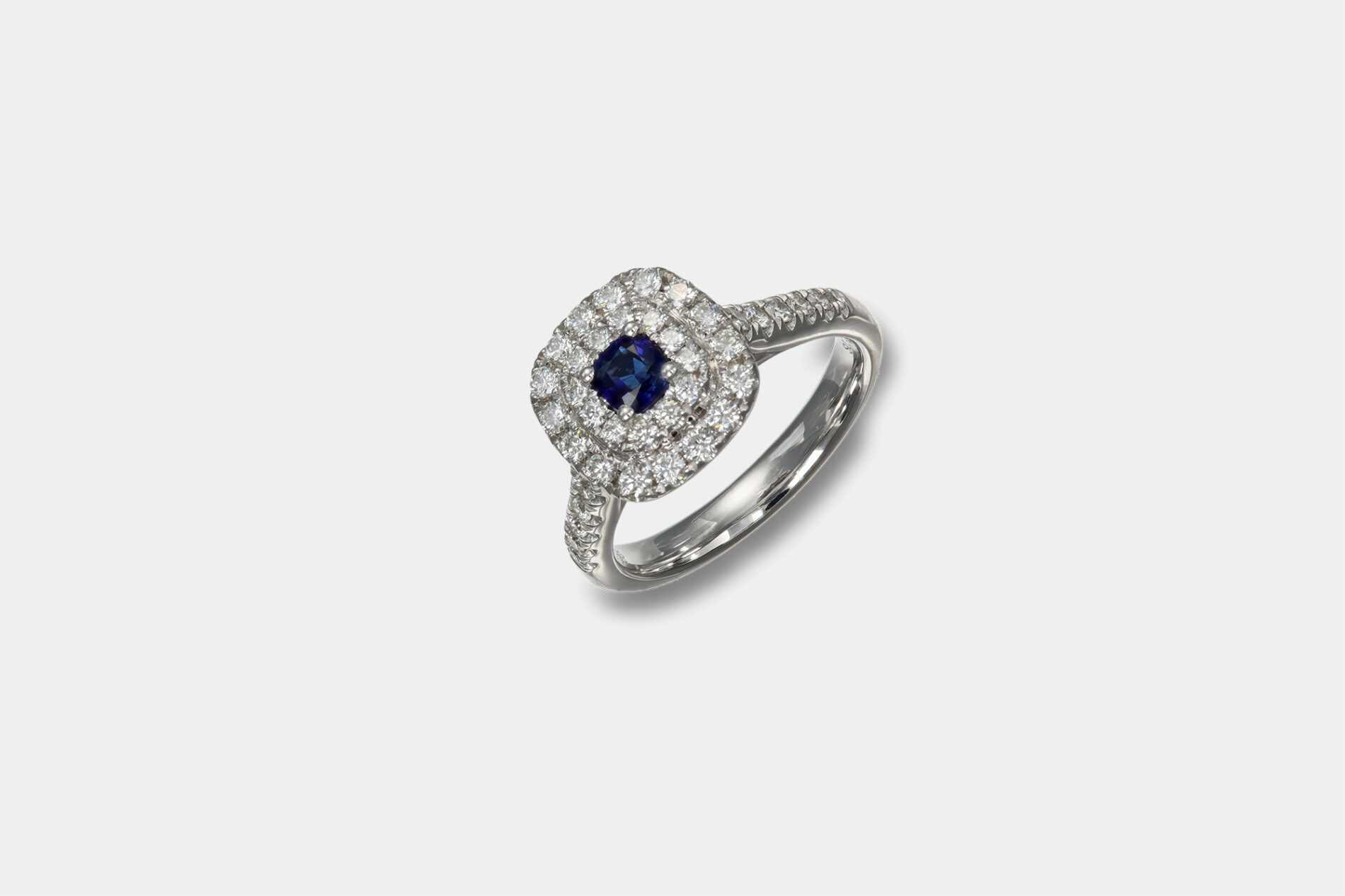 Anello zaffiro cushion Halo white Prestige - Gioielleria Casavola di Noci - idee proposta di matrimonio originale - oro bianco