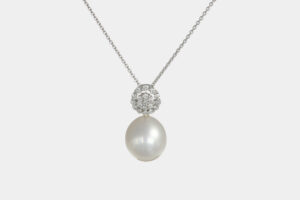 Collana con pendente perla australiana e diamanti - Gioielleria Casavola di Noci - idee regalo compleanno nonna 60 anni