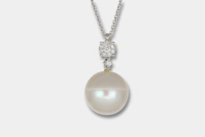 Collana invisibile con pendente perla australiana - Gioielleria Casavola di Noci - idee regalo compleanno moglie 60 anni - per lei