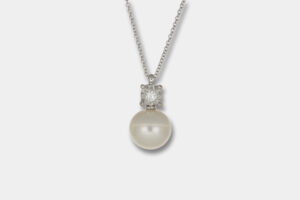 Collana punto luce diamante con pendente perla - Gioielleria Casavola di Noci - idee regalo compleanno mamma 50 anni - per lei