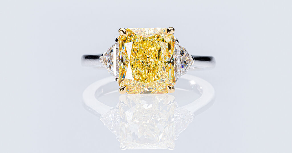 Come scegliere l'anello di fidanzamento perfetto quando a lei piacciono le gemme colorate? Ditelo con un diamante giallo della Gioielleria Casavola di Noci
