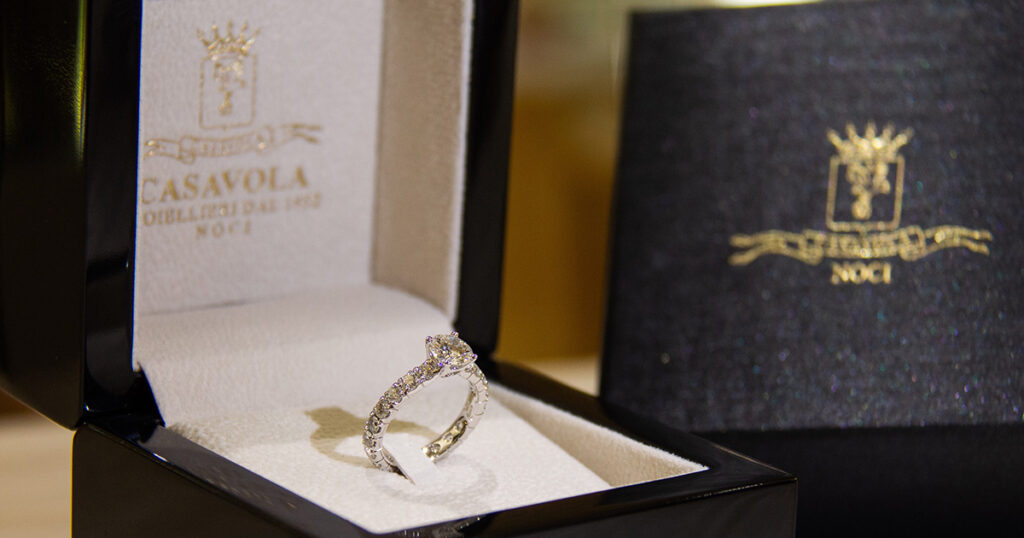 Come scegliere l'anello di fidanzamento perfetto - il gioiello nella sua scatola di presentazione - per una proposta di matrimonio da ricordare