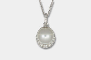 Crivelli collana perla australiana con pavé diamanti - Gioielleria Casavola di Noci - idee regalo compleanno mamma 60 anni