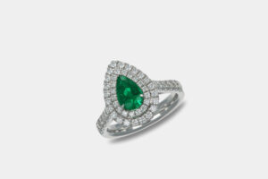 Anello con smeraldo goccia e diamanti Prestige - Gioielleria Casavola di Noci - idee regalo anniversario matrimonio - per lei