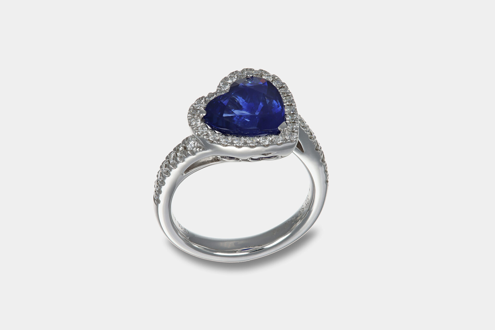 Anello zaffiro cuore Royal Blue Prestige - Gioielleria Casavola di Noci - gioiello in oro bianco con diamanti e gemma certificata