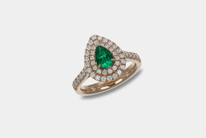 Anello con smeraldo goccia e diamanti Prestige Rosé - Gioielleria Casavola di Noci - idee proposta di matrimonio speciale - per lei
