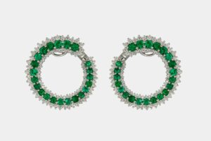 Crivelli orecchini a forma di cerchio diamanti e smeraldi - Gioielleria Casavola di Noci - idee regalo compleanno mamma 60 anni - gioiello elegante