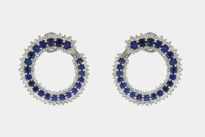 Crivelli orecchini a forma di cerchio diamanti e zaffiri - Gioielleria Casavola di Noci - idee regalo compleanno mamma 60 anni - gioiello di gran classe