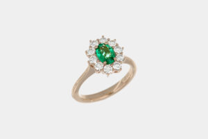 Anello rosetta smeraldo Zambia 0.65 ct Prestige Rosé - Gioielleria Casavola di Noci - idee regalo compleanno 50 anni moglie - in oro rosa con diamanti