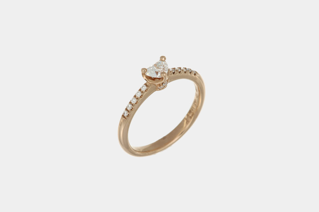 Anello solitario diamante cuore pavé rosè - Gioielleria Casavola di Noci - idee per proposta di matrimonio romantica - gioiello in oro rosa