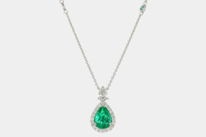 Collana smeraldo colombiano taglio goccia Prestige - Gioielleria Casavola di Noci - idee regalo compleanno 50 anni moglie - in oro bianco con diamanti